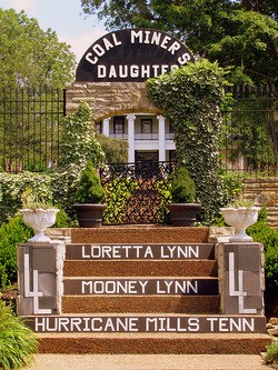 entrace steps to loretta lynn house